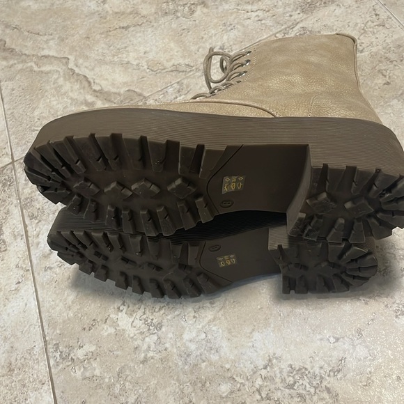 Dirty Laundry Mazzy Lace-Up Boot in Beige Color. Size 8 - Picture 10 of 11